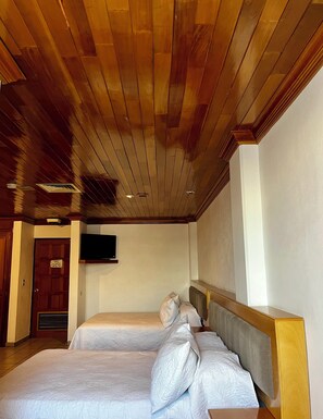 Escritorio, wifi gratis y ropa de cama