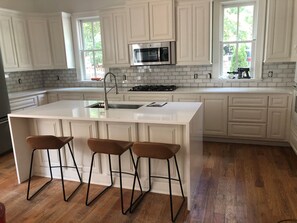 Fridge, microwave, oven, stovetop - Tranquil Retreat in Serenbe (Palmetto)