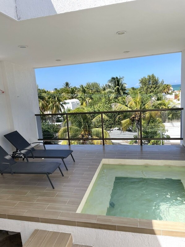 Alberca techada y alberca al aire libre