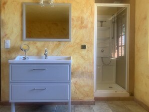 Douche, serviettes fournies