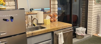 Lovely 2-bedroom apartment in Sandy with AC, WiFi
