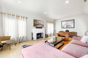 TV, fireplace - Spanish Bungalow in Trendy Los Feliz For Families (Los Angeles)