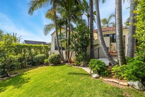 Property grounds - Spanish Bungalow in Trendy Los Feliz For Families (Los Angeles)