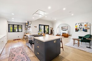 Fridge, oven, stovetop, dishwasher - Spanish Bungalow in Trendy Los Feliz For Families (Los Angeles)