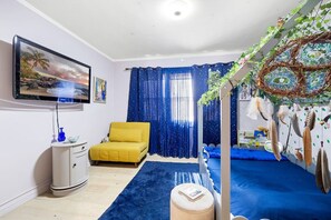 3 bedrooms, iron/ironing board, travel crib, WiFi - Spanish Bungalow in Trendy Los Feliz For Families (Los Angeles)