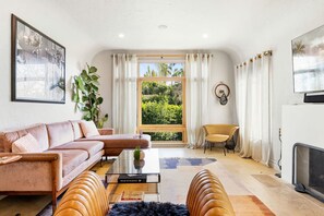 TV, fireplace - Spanish Bungalow in Trendy Los Feliz For Families (Los Angeles)