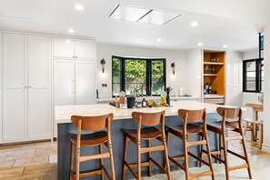 Fridge, oven, stovetop, dishwasher