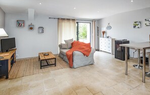 TV, fireplace - Nice home in La-Roque-sur-Pernes (La-Roque-sur-Pernes)