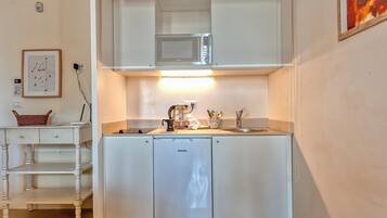 Fridge, oven, stovetop, coffee/tea maker