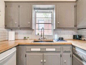 Kühlschrank, Mikrowelle, Ofen, Geschirrspüler