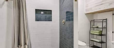 Regadera, toallas, jabón, papel de baño