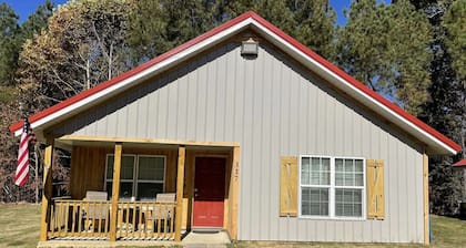 The Crappie-2 bedroom cabin with spacious parking