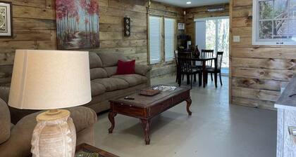 The Crappie-2 bedroom cabin with spacious parking