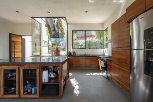 Refrigerador con freezer, horno, placa de cocina, licuadora