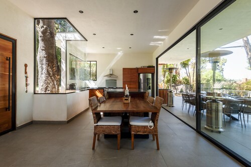 Casa con amplia terraza y jacuzzi