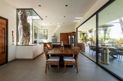 Casa con amplia terraza y jacuzzi