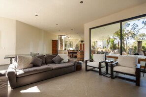 Family House | Living area - Casa con amplia terraza y jacuzzi (Valle de Bravo)