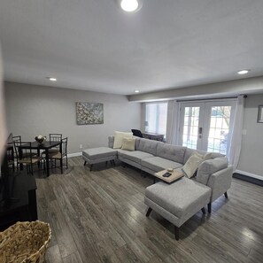 Smart TV - A clean luxury suite on a lakeside view with city amenities within 5 minutes. (Belleville)