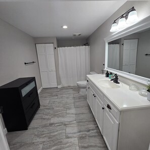Hair dryer, towels, soap, shampoo - A clean luxury suite on a lakeside view with city amenities within 5 minutes. (Belleville)