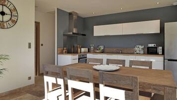 Een koelkast, een oven, een kookplaat, een vaatwasser