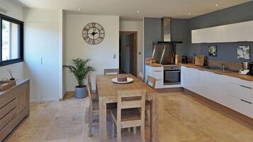 Réfrigérateur, four, plaque de cuisson, lave-vaisselle