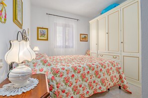 2 bedrooms, iron/ironing board, bed sheets