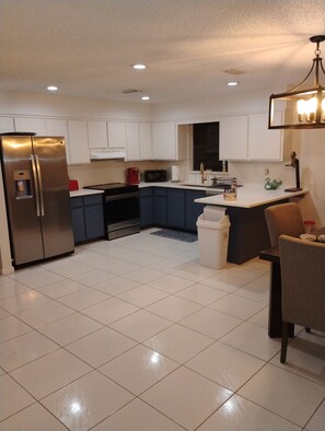 Micro-ondes, plaque de cuisson, lave-vaisselle, cafetière/bouilloire