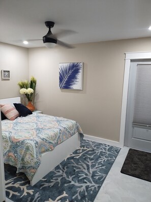3 bedrooms, desk, iron/ironing board, free WiFi - Savings Galore. Now open for Seasonal In Jan-Feb min rent. (Delray Beach)