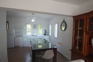 Kühlschrank, Mikrowelle, Herdplatte, Geschirrspüler