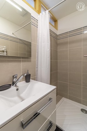 Douche, séchoir à cheveux, serviettes fournies