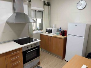 Kylskåp, mikrovågsugn, ugn och spishäll