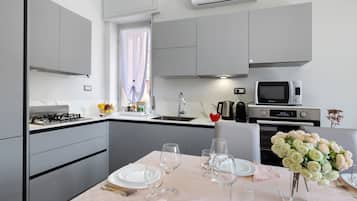 Frigorifero, microonde, forno, piano cottura