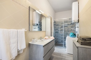 Een douche, een haardroger, handdoeken