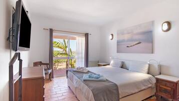 5 bedrooms, iron/ironing board, free WiFi, bed sheets