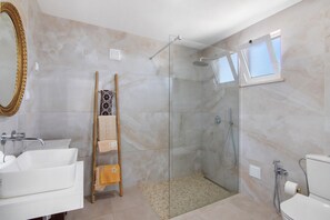 Shower, hair dryer, towels