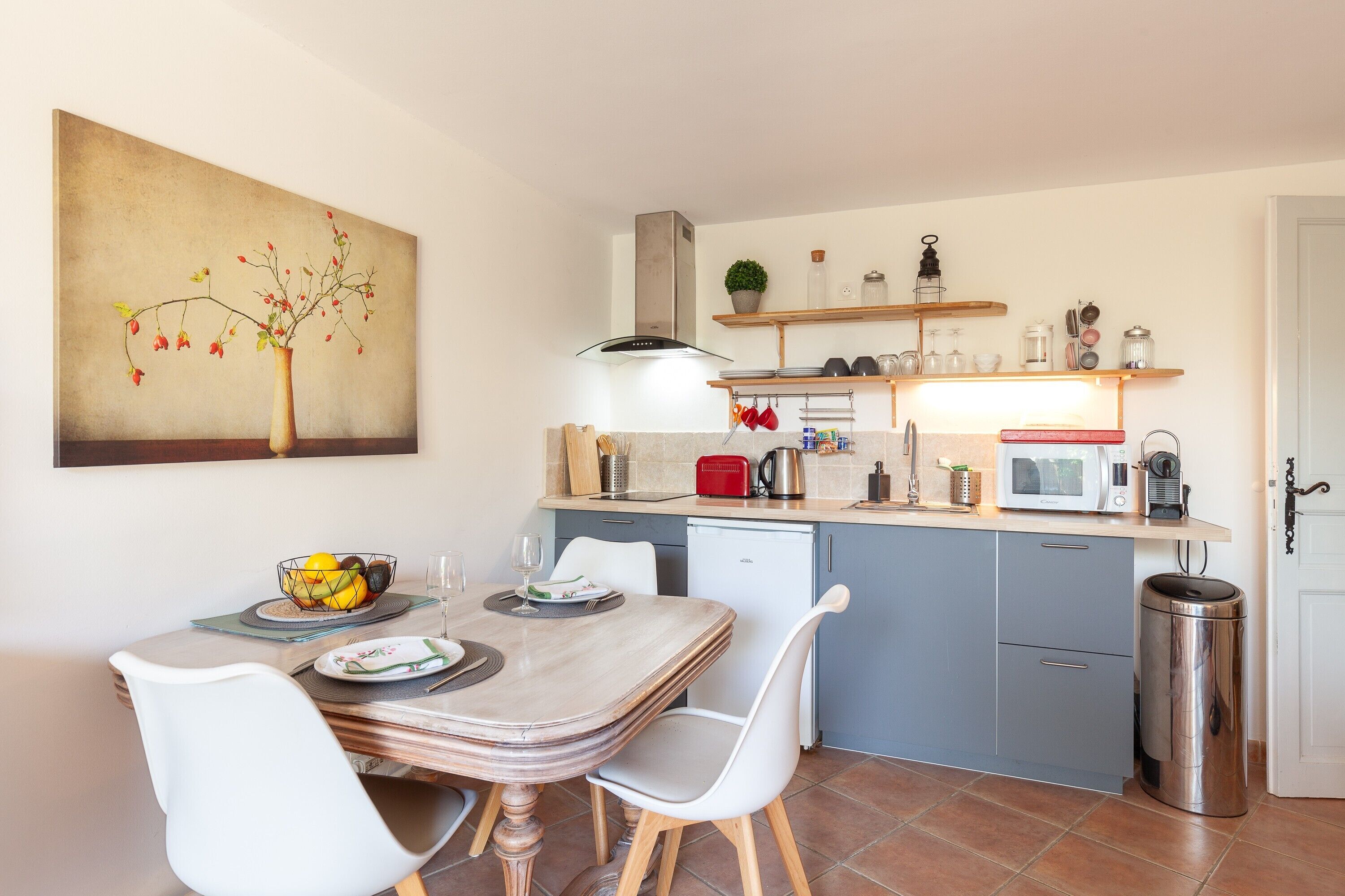 Réfrigérateur, micro-ondes, plaque de cuisson, cafetière/bouilloire