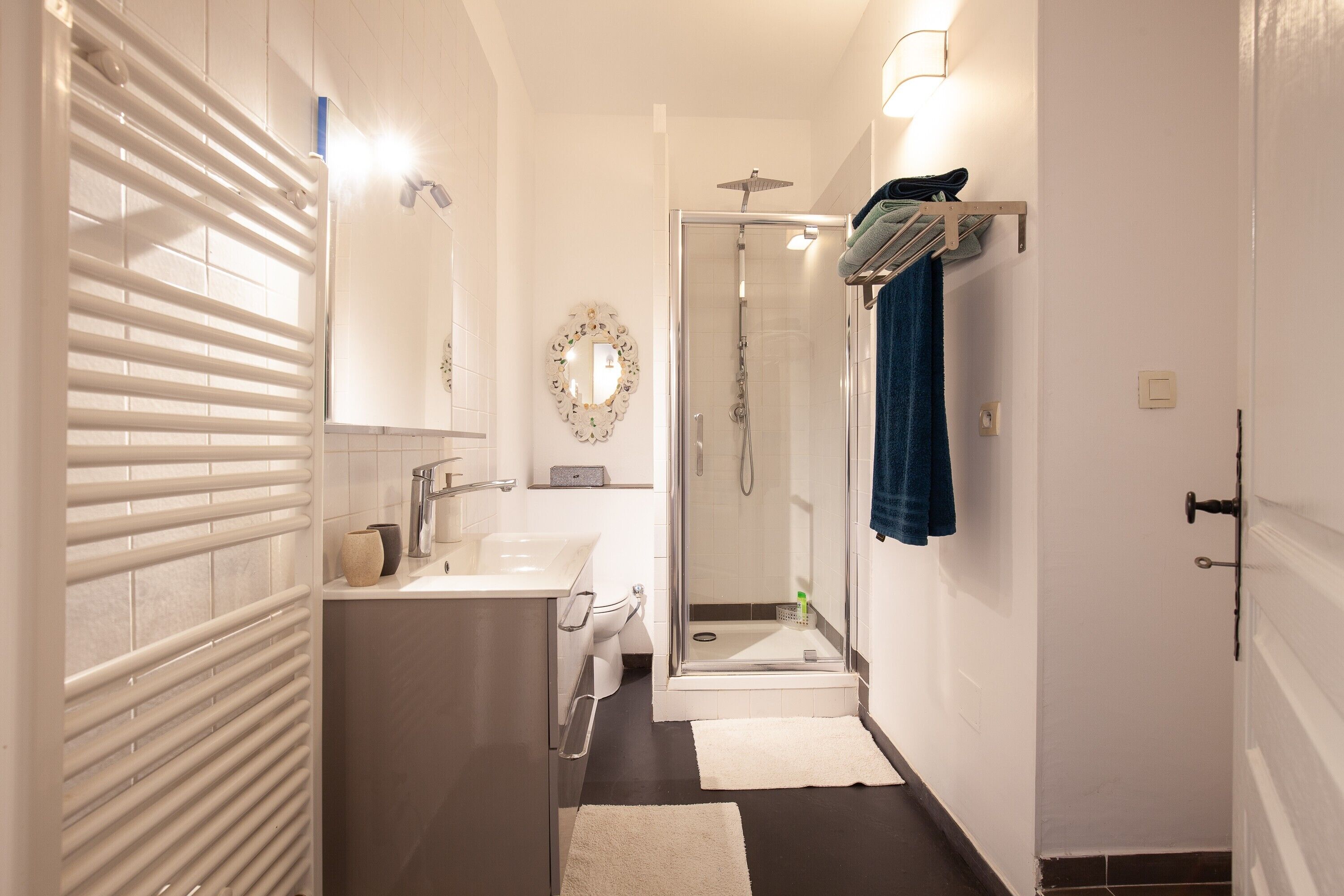 Dusche, Haartrockner, Handtücher