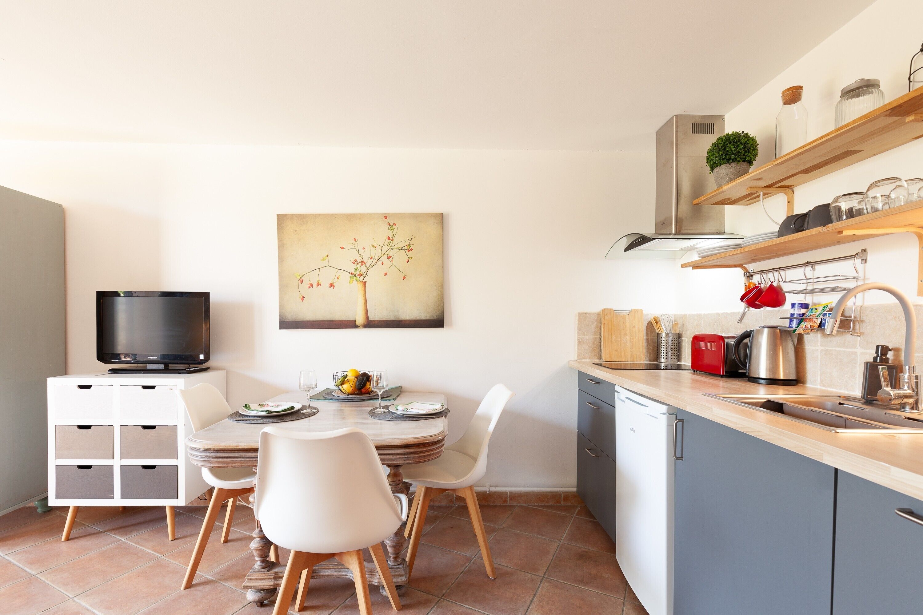 Een koelkast, een microgolfoven, een kookplaat