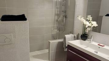 Een douche, een haardroger, handdoeken