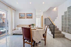 Interior - Apartment 'Estela' with Private Terrace, Wi-Fi, Balcony and Air Conditioning (La Ràpita)