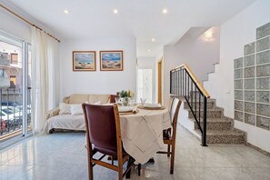 Interior - Apartment 'Estela' with Private Terrace, Wi-Fi, Balcony and Air Conditioning (La Ràpita)