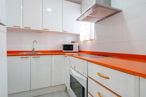 Fridge, microwave, oven, stovetop - Apartment 'Estela' with Private Terrace, Wi-Fi, Balcony and Air Conditioning (La Ràpita)