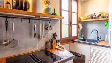 Kühlschrank, Mikrowelle, Ofen, Herdplatte