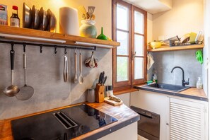 Jääkaappi, mikroaaltouuni, uuni, liesi