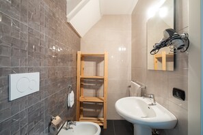Een douche, een haardroger, handdoeken