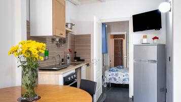 Frigorifero, microonde, forno, piano cottura