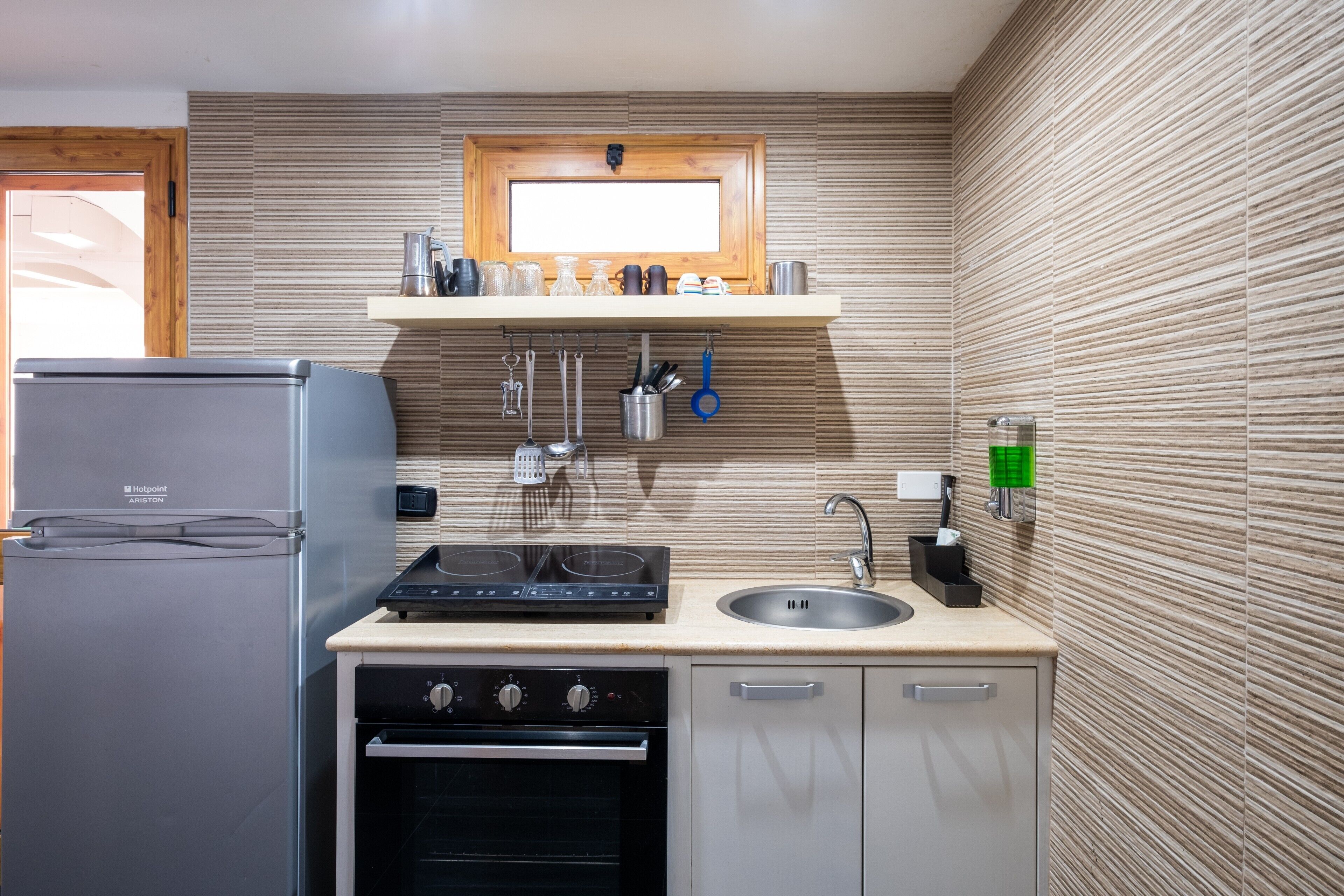 Frigorifero, microonde, forno, piano cottura