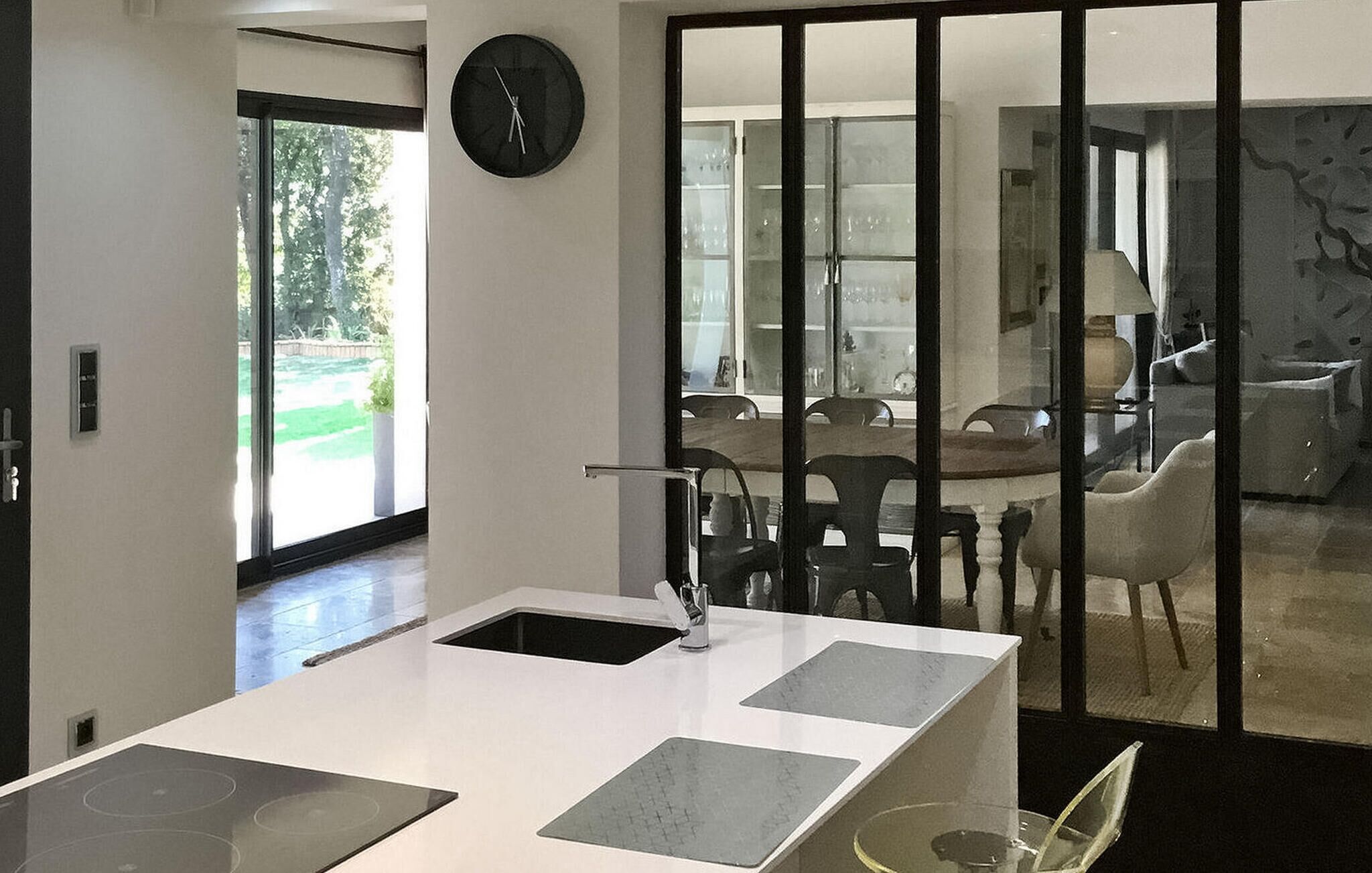 Réfrigérateur, four, lave-vaisselle, cafetière/bouilloire