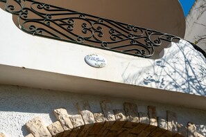 A villa sign with 'Villa Gaudi' on a building facade. - Holiday Home 'Villa Gaudì - Batllò' with Private Terrace, Wi-Fi and Air Conditioning (Sant'Isidoro)