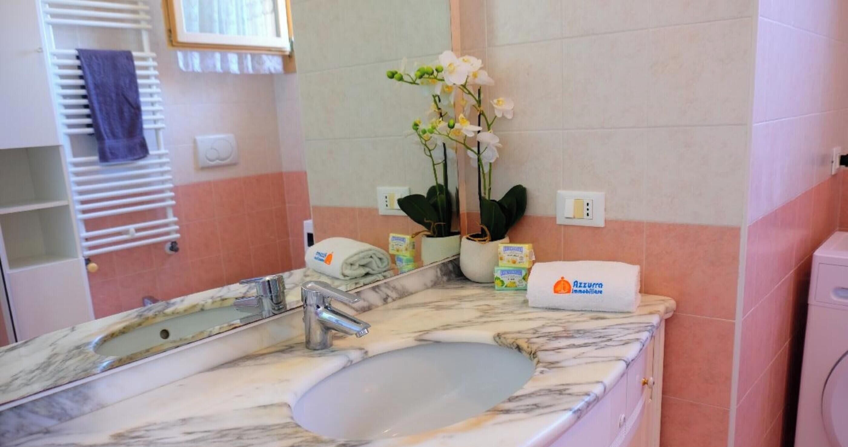 Een douche, handdoeken